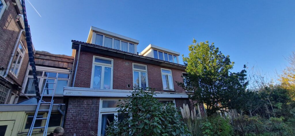 Verbouw en renovatie dak en gevelwerk monumentaal pand Jong Nederland Bergen aan zee — projectbeeld