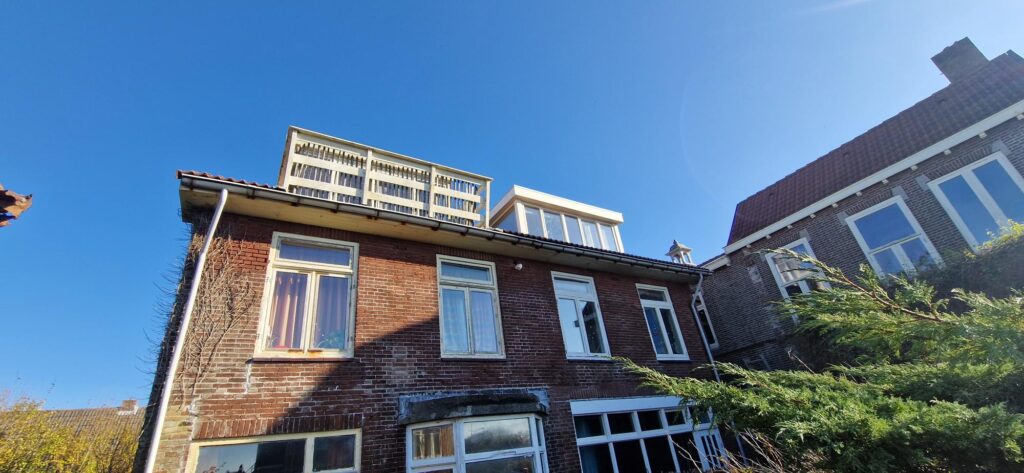 Verbouw en renovatie dak en gevelwerk monumentaal pand Jong Nederland Bergen aan zee — projectbeeld